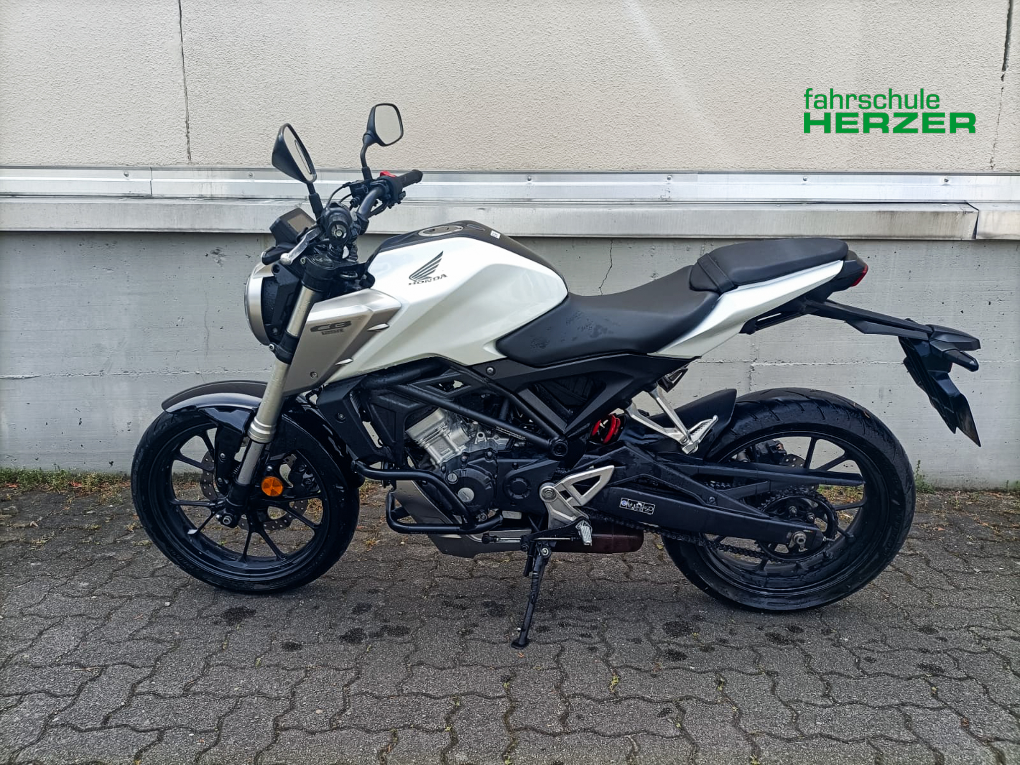 Motorrad - Honda CB125R